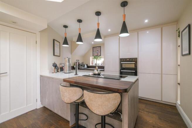 4 bed Detached for sale Image 5