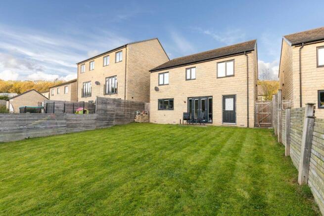75 Beck Road, Sowerby Bridge HX6 2FG photo 4