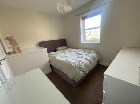 2 bed Terraced to rent Image 5