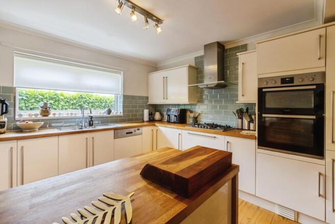 4 bed Detached for sale Image 5