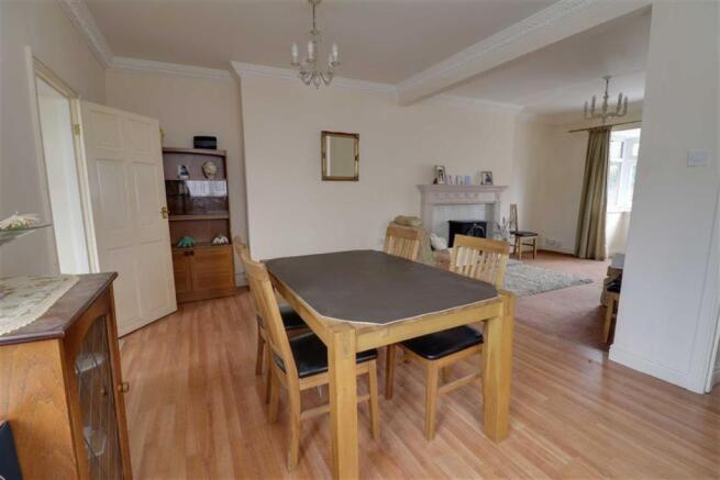 L SHAPED LOUNGE/DINING ROOM