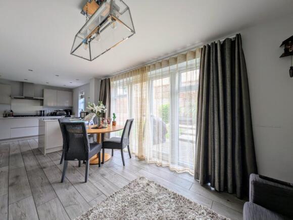 4 bed Detached to rent Image 6