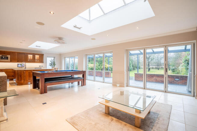 6 bed Detached for sale Image 6