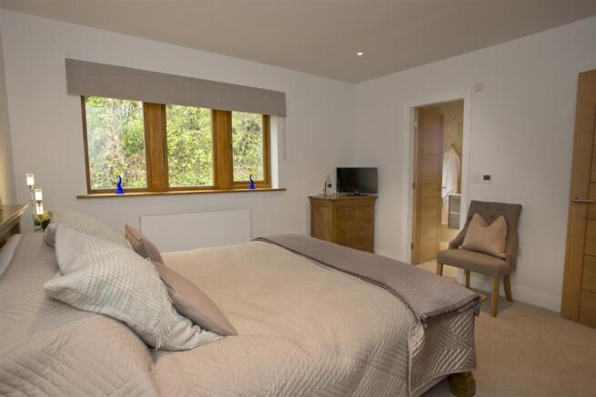 4 bed Town House to rent Image 12