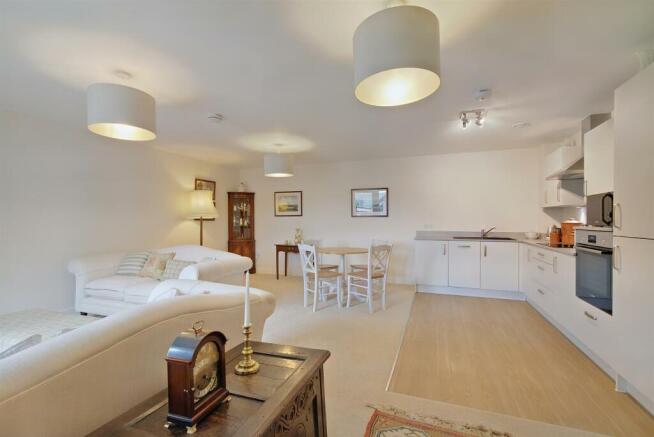 8566563-interior02-800.JPG