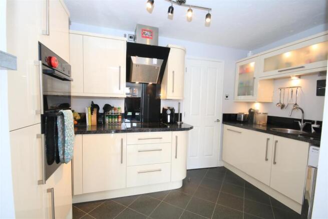 CONTEMPORARY STYLE KITCHEN