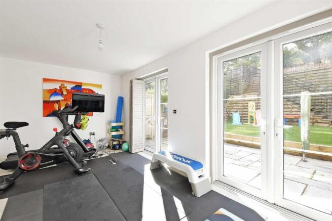 4 bed Town House for sale Image 5