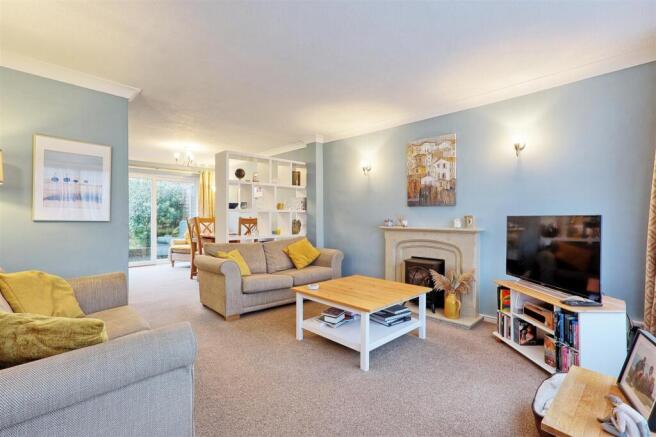 IMG_4454_5_6_easyHDR-interior3.jpg