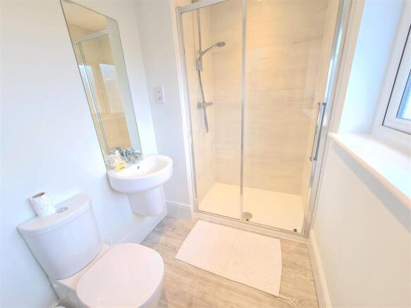 4 bed Detached to rent Image 10