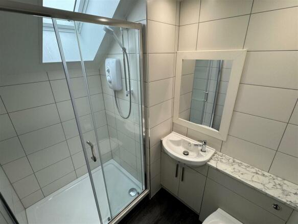 Corner Cottage Shower Room