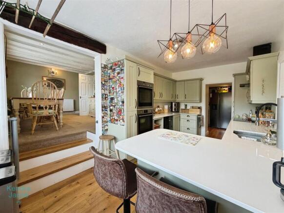 4 bed Detached for sale Image 8