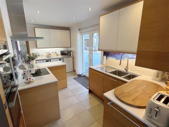 Kitchen 2.jpg