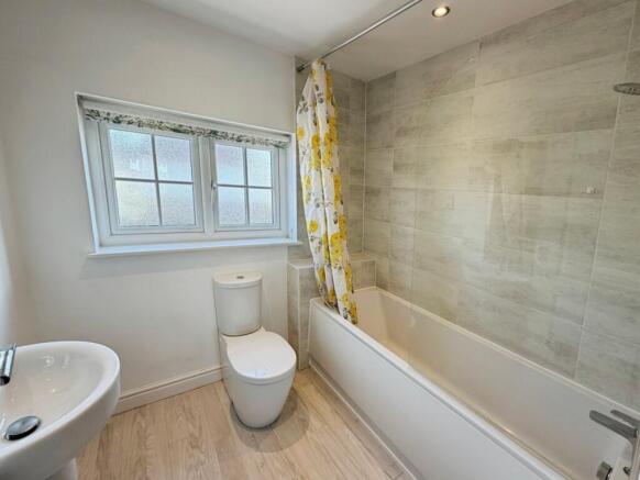 4 bed Detached to rent Image 9