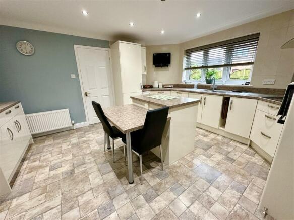 spacious kitchen.JPEG