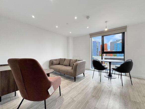 2 bed Apartment to rent Image 6