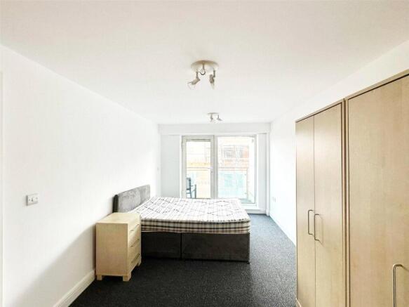 3 bed Flat to rent Image 5