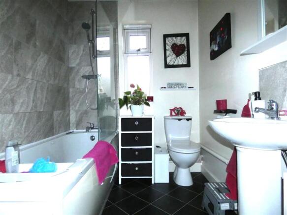 2 bed Semi-Detached Bungalow to rent Image 6