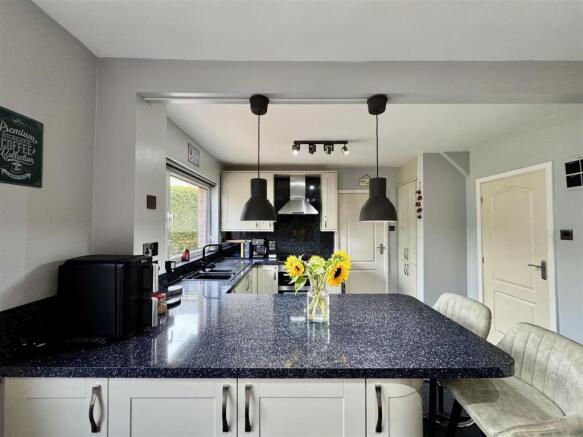 3 bed Semi-Detached for sale Image 9