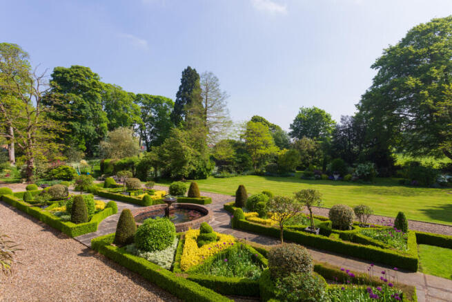 5 bed Detached for sale Image 4