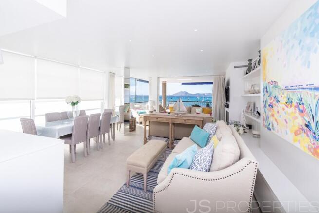 STUNNING FRONT LINE APARTMENT IN PORT DE POLLENSA