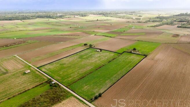 Exclusive countryside plot with approved villa project between Muro and Santa Margalida