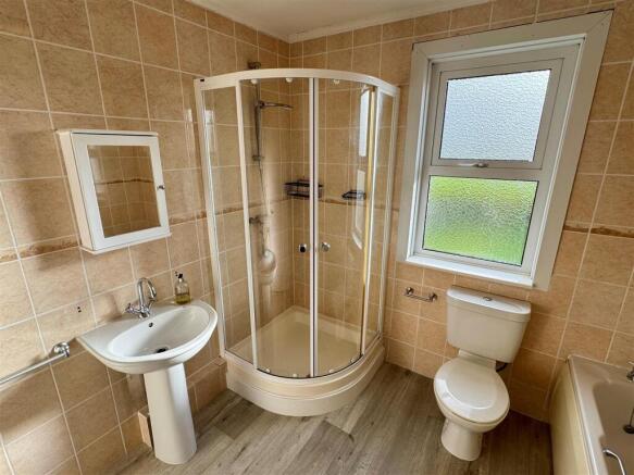 126 Henver Road Bathroom