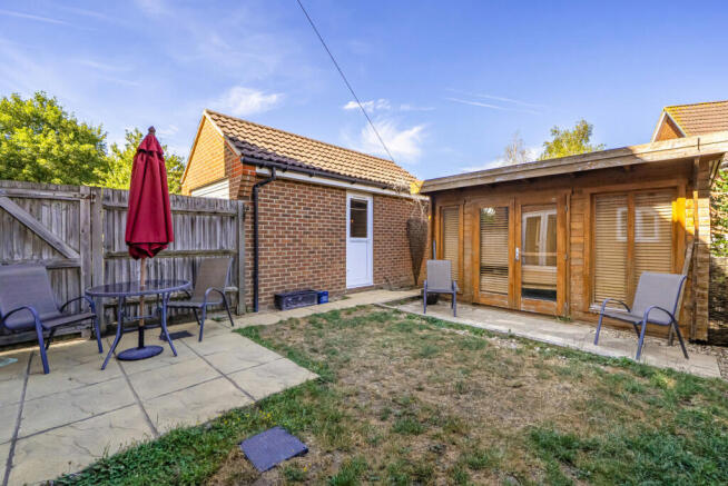 1485358-12-6a4bd8...