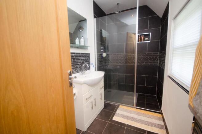 EN-SUITE SHOWER ROOM