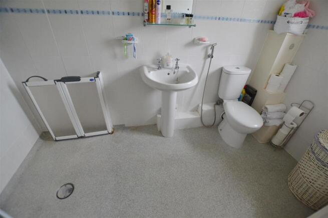 bed 2 ensuite.JPG