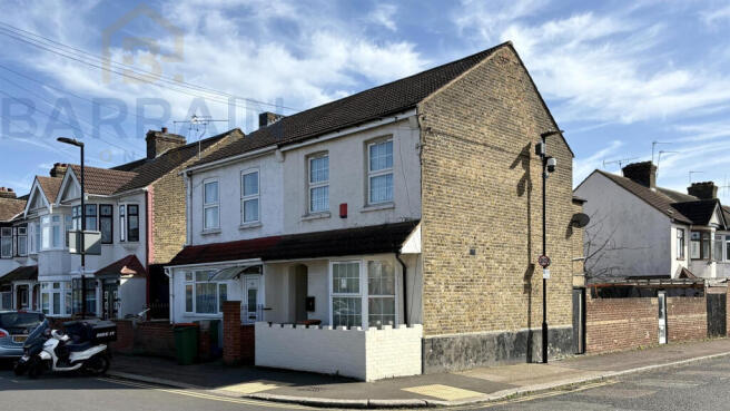 Market street for Rent by Barrain London Estate Ag