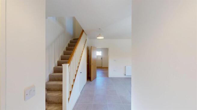 4 bed Semi-Detached to rent Image 2