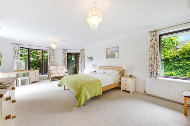 4 bed Detached for sale Image 8