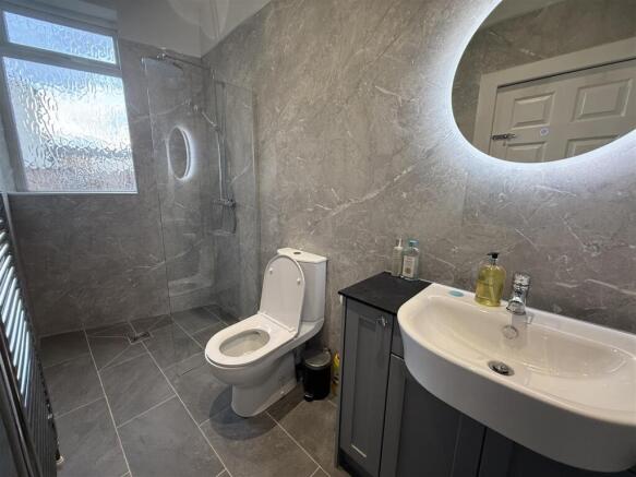 87BL.shower.JPG