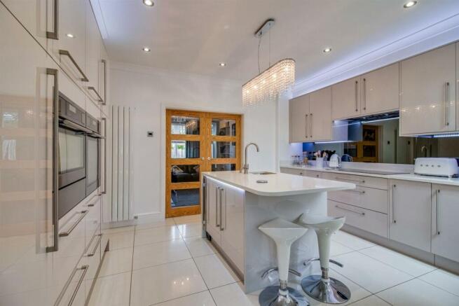 KITCHEN/BREAKFAST ROOM