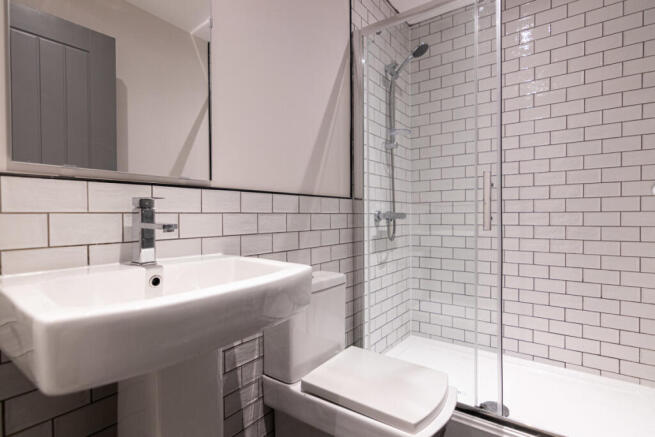83TR Bathroom