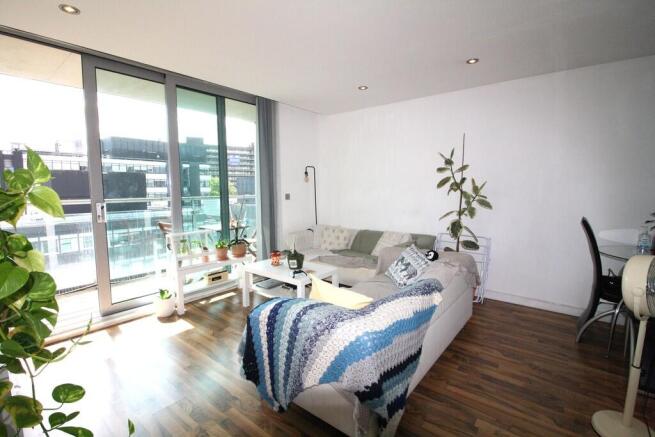 2 bed Apartment to rent Image 4