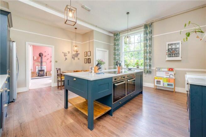 6 bed Detached for sale Image 11