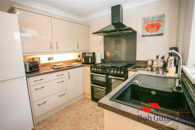 "L" SHAPED FITTED KITCHEN / DINER