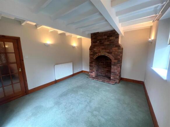 Liivng room photo 2.jpg