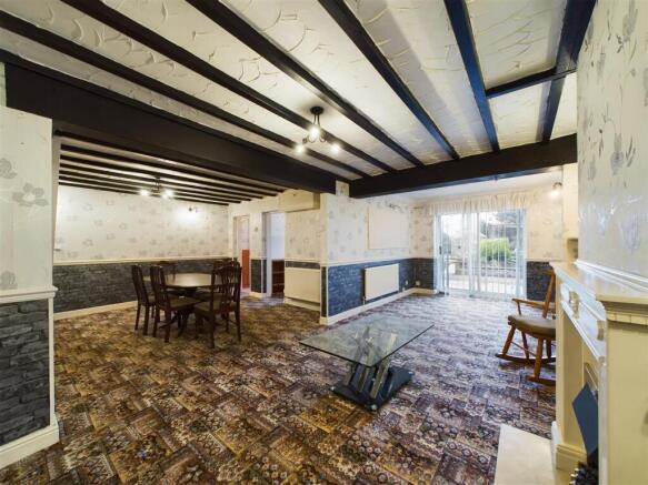 'L' SHAPED LOUNGE/ DINING ROOM