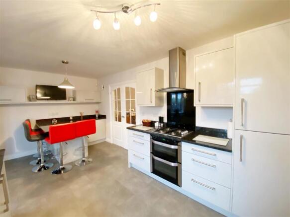 Kitchen 2.jpg