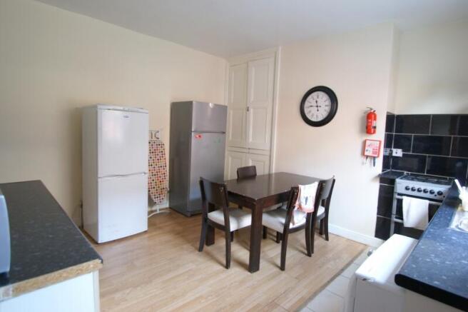 4 bed Terraced to rent Image 6