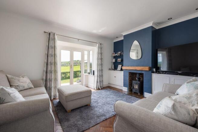 5 bed Detached for sale Image 8