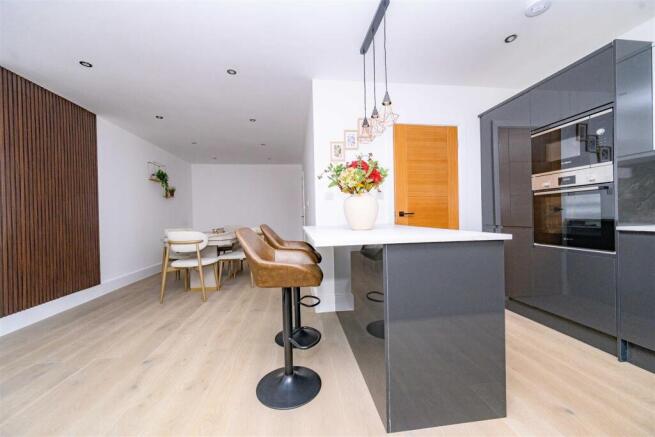 Kitchen/ Dining Room