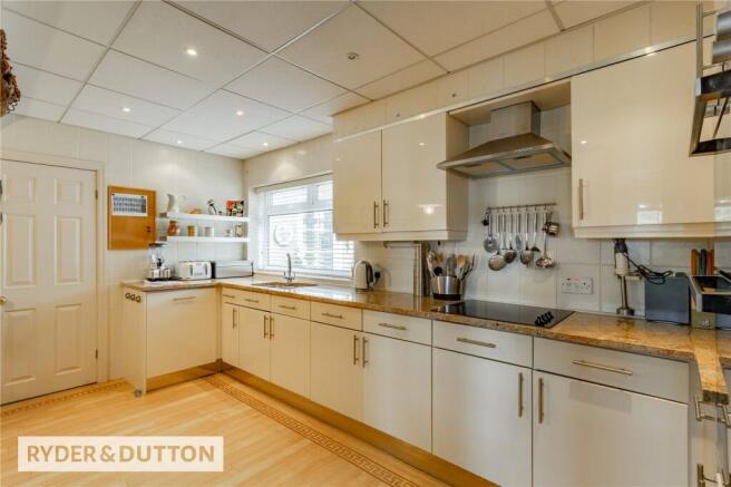 5 bed Detached for sale Image 5