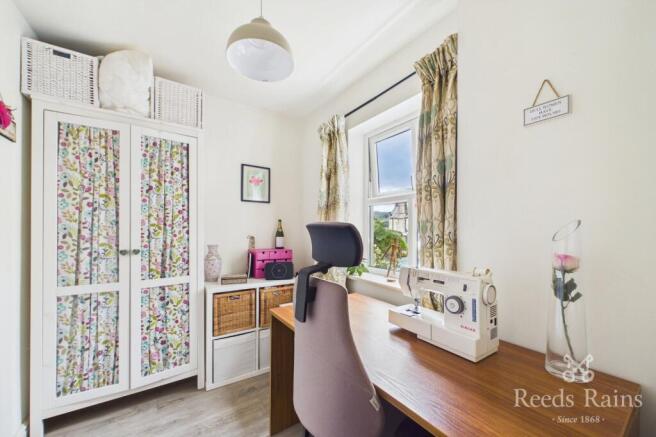 5 bed Semi-Detached for sale Image 9