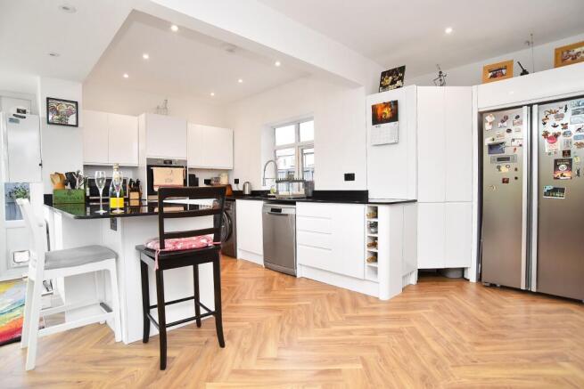 4 bed Detached for sale Image 5