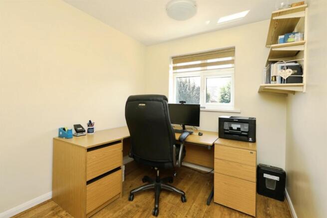 5 bed Detached for sale Image 12