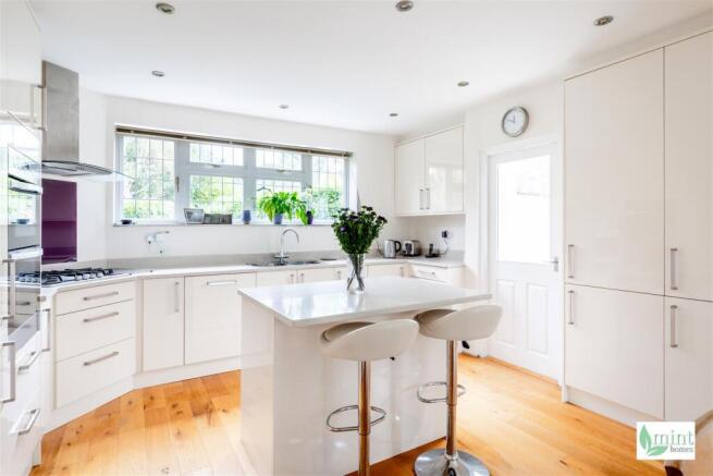 7 Priory Close - Watermark-28.jpg