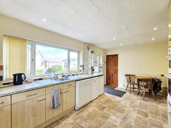 5 bed Detached for sale Image 8